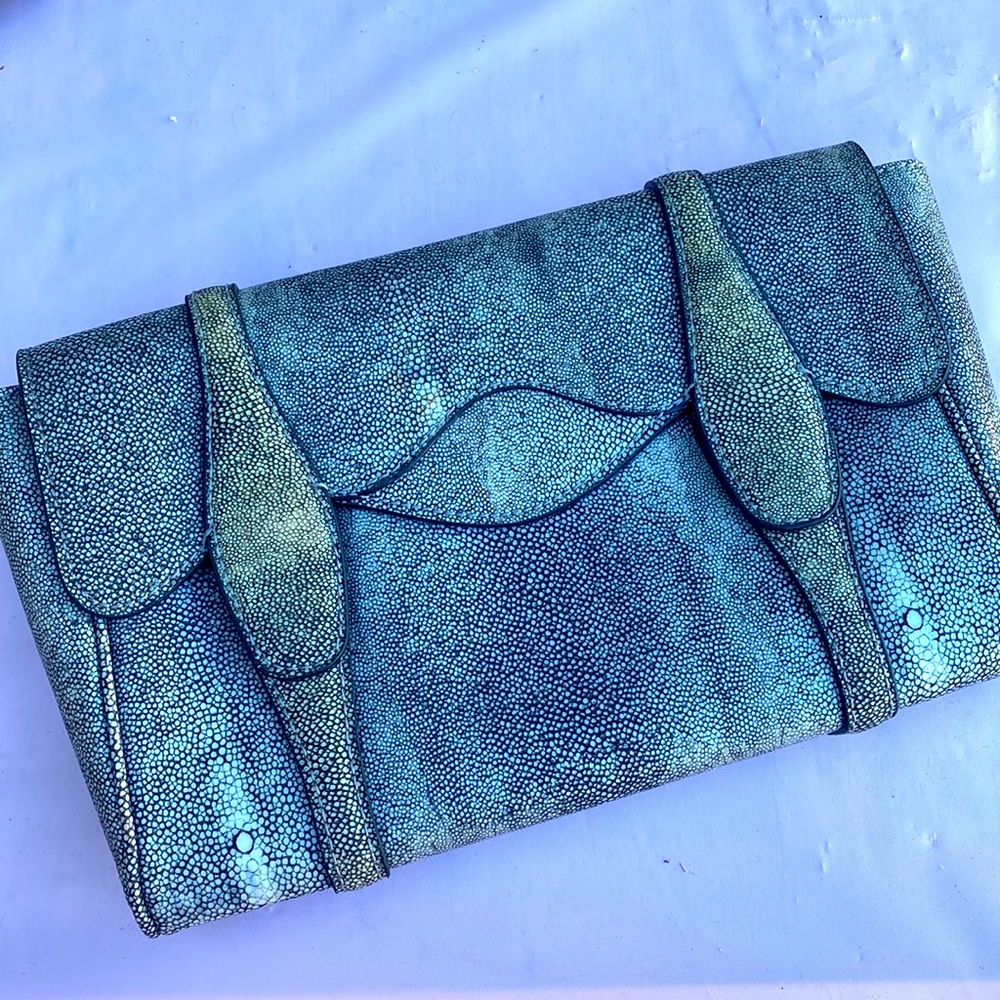 BCBG MAXAZRIA beautiful clutch